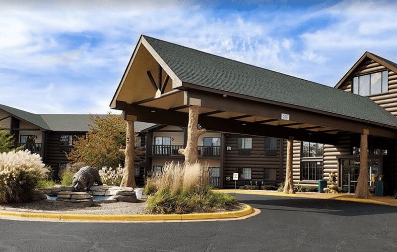 Grand bear Resort at starved Rock minutes from home, miles from a ordinary Discover a magical family gateway.